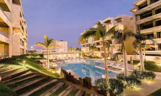 El Tezal Condo | Luxury Condo Near the Beach w/Access to Pool and Gym