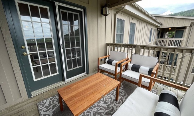 Mercersburg House | Luxury Condo Next to the slopes