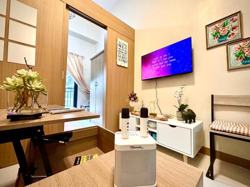 Legazpi Village Apartment | Luxury Condo with balcony on amenity floor, easy access to pool, Sky Garden, Working Lounge and Gym in Makati 7F