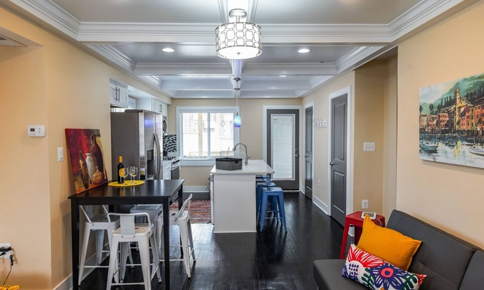 Benning House | Luxury contemporary stylish rowhouse + free parking; perfect for large groups