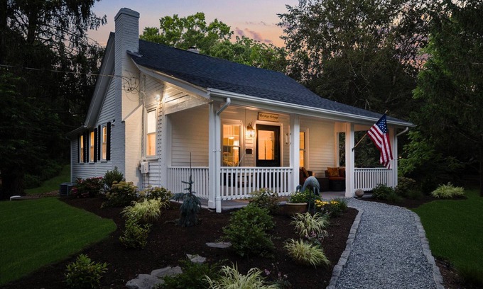 North Kingstown Cottage | Luxury Cottage on the Potowomut River in Rhode Island 2bd/2b