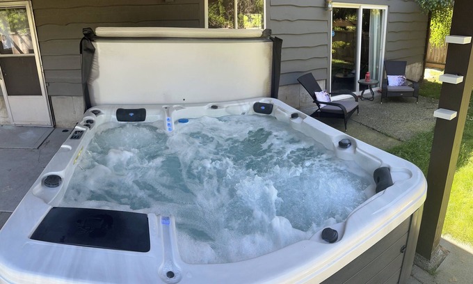 Port Moody House | Luxury Country Style Home - S -. +Hottub And Gym+ . Pet Friendly !