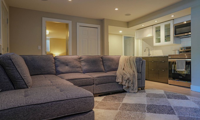 Surrey House | Luxury/Cozy rooms in Home