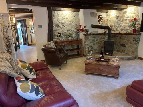 Lanhydrock House | Luxury Dog-Friendly 5 Star Cottage with Hot Tub