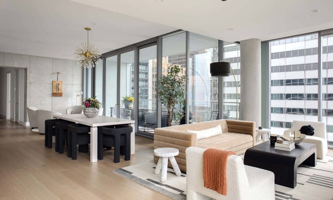 The Loop Apartment | Luxury Downtown PH: Bean & Lake Views