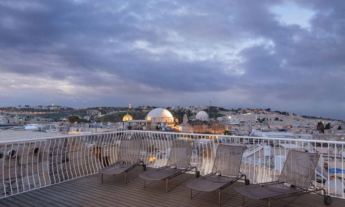 Old City Apartment | Luxury Duplex with Rooftop by FeelHome