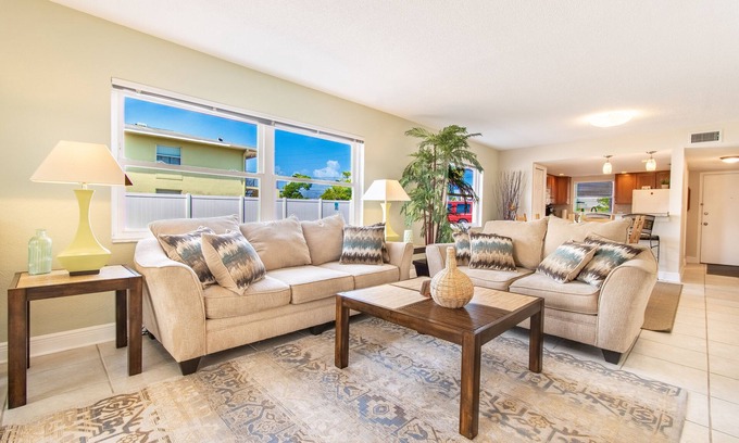 St. Petersburg Condo | Luxury escape, clean, 1.5 ml to beach & Eckerd, cozy, roomy, family friendly