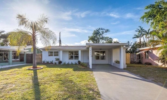 North Andrews Gardens House | Luxury Family and Business Travel Home with Yard!