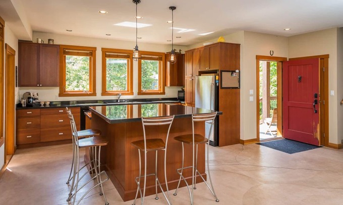 Brackendale House | Luxury Family Home with 2 Primary Suites (license no.00009207)