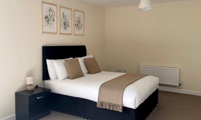 Ipswich Apartment | Luxury Flat w/Free Parking , Hospital and Bus Routes