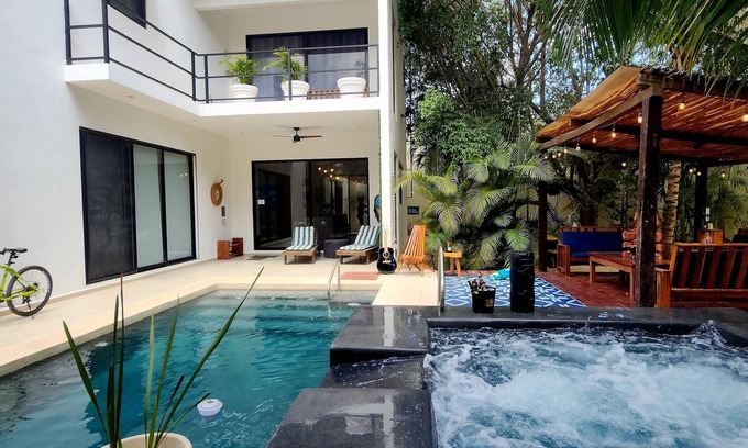 La Veleta Villa | Luxury for less. Walk to restaurants & bars. Close to Airport, Beaches, Cenotes.