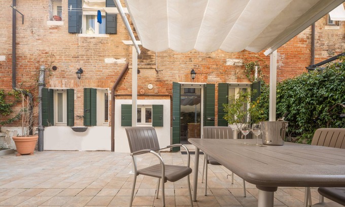Dorsoduro Apartment | Luxury Garden Mansion R&R