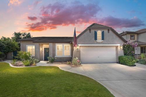 Eagle Ranch House | Luxury Gated Retreat Golf Course Views Sleeps 8
