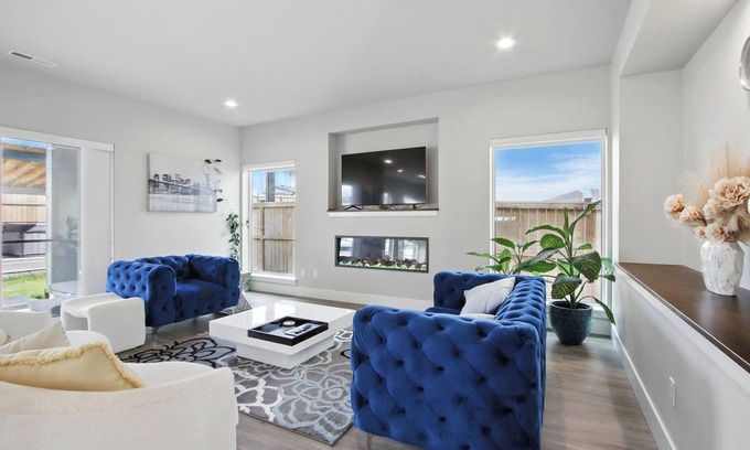 Hillsboro House | Luxury Getaway in Prime Location