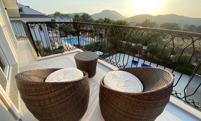 Hisaronu Villa | Luxury Gold Villa 9, Large Private Pool, Mediteran Garden, Aircon, Free-WiFi