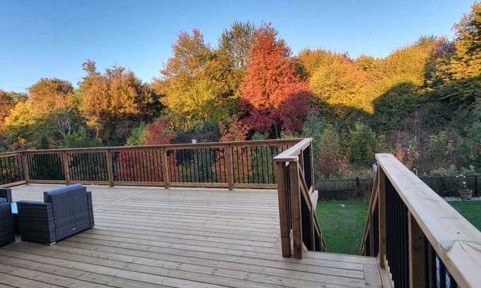 Brampton House | Luxury, gorgeous home with 4-bed, 3-bath with deck facing ravine lot