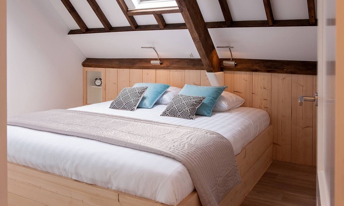 Municipality of Oudewater Apartment | Luxury Gouda Cheese Farmhouse, 30 minutes from all major cities and sea.