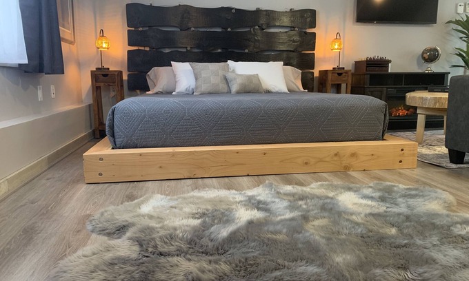 Oro-Medonte House | Luxury Guest House With Private Hot Tub and Trails