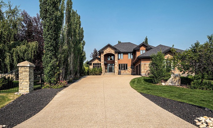 Division No. 11 House | Luxury Haven in Alberta!