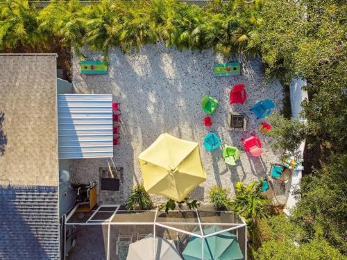 Tarpon Springs House | Luxury heated-pool home blocks from the beach
