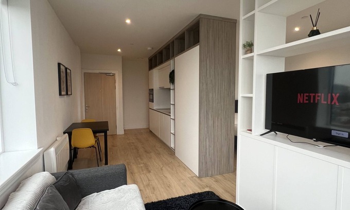 Heathrow Villages Apartment | Luxury Heathrow Airport Apartments PARKING ON SITE.