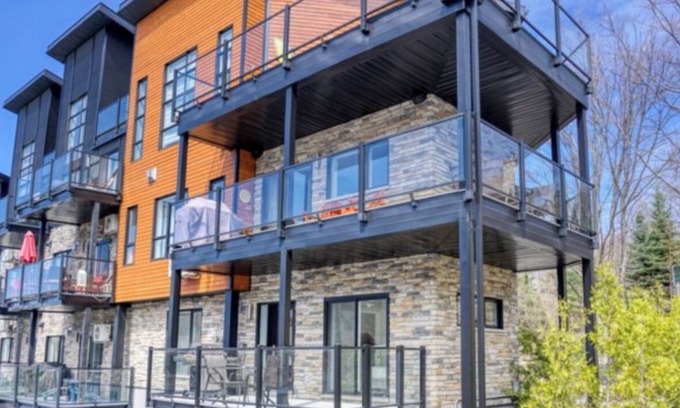 Bromont Condo | Luxury home directly on the mountain + Private Jacuzzi + Private locker
