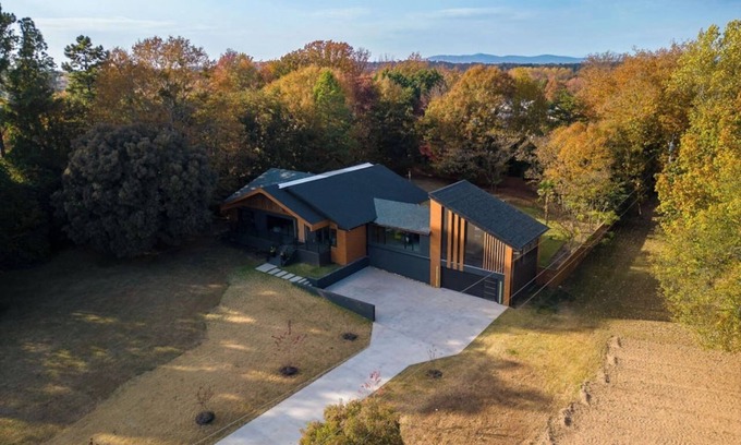 Greenville - Spartanburg House | Luxury Home for 8 w/Pool/Gym/Tub