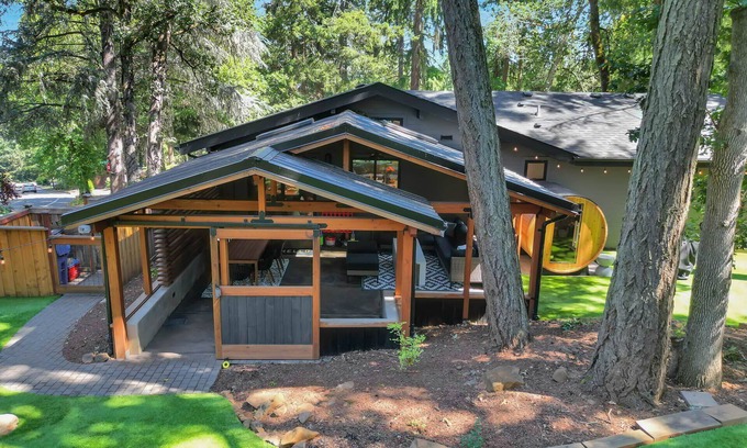 Friendly House | Luxury home for Fall and Winter: Game room, sauna, covered patio and huge yard.