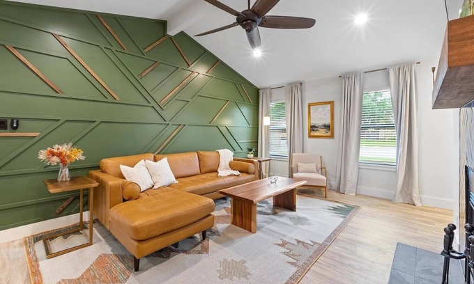 Greenslopes At Lake Creek House | Luxury Home for mid and short-term stays