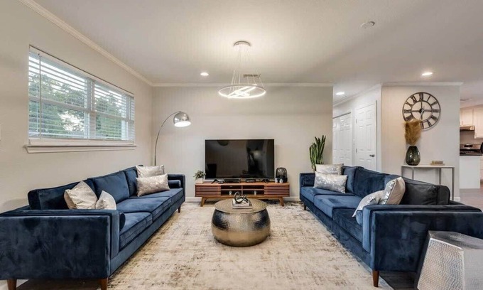 Arlington House | Luxury Home w/Hot Tub near AT&T Stadium
