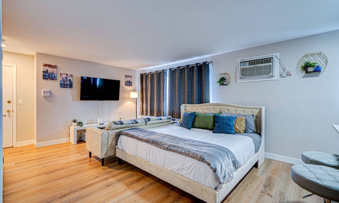O'Hare Apartment | Luxury King Bed Remodeled Safe Chicago Condo