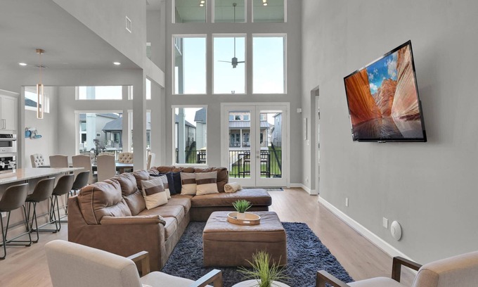 French Quarter House | Luxury Lake Conroe Retreat: 5 Bedrooms, Private Dock, Balconies & Stunning Canal Views!