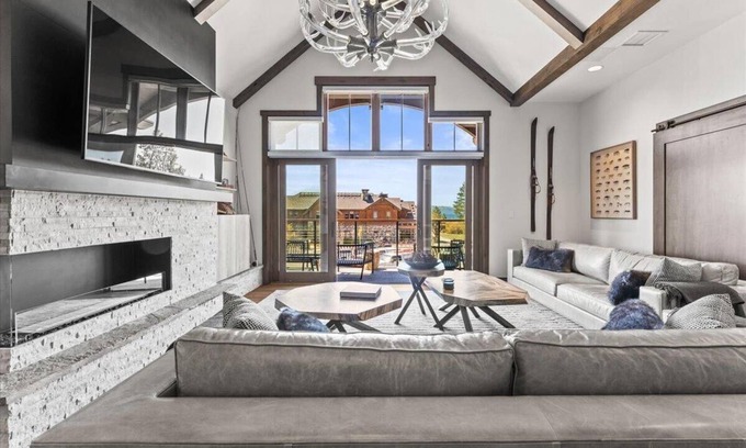 Stateline Condo | Luxury Lake Tahoe Residence with 5BR/6BA + Clubhouse and Lake Views