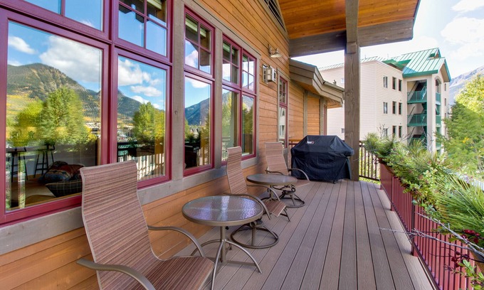 Frisco Condo | Luxury Lakefront Condo with Mountain Views, Jetted Tub, and Two Shared Hot Tubs