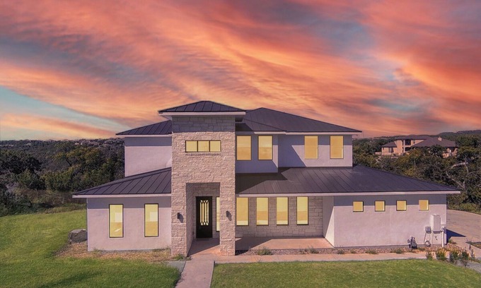Leander Villa | Luxury Lakefront ✔️ Jacuzzi & Patio 🎬 Home Theater ❤️ Pool, Courts & Views