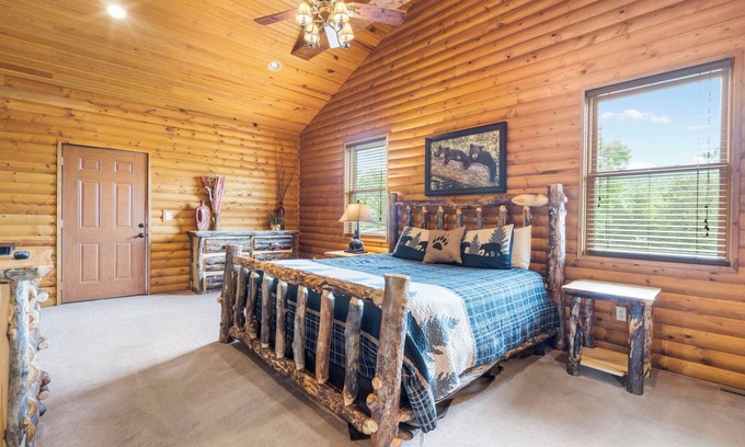 Lampe Cabin | Luxury Lakefront Resort Chalet 7~2 Pools~FREE Amenities~Dock~Kayaks~Waterslide
