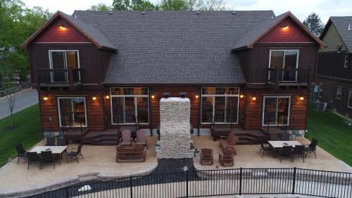 Indian Point House | Luxury Lakefront Villa Lazy River HUGE POOL Kayaks 2Mi to SDCity