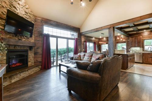 Indian Point House | Luxury Lakefront Villa MiniGolf HUGE POOL Kayaks 2Mi to SDC Dock