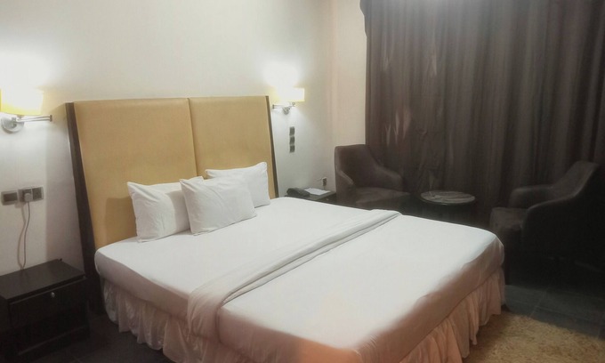 Owerri Hotel | Luxury & Location: Golden Tulip Owerri. with WiFi, AC