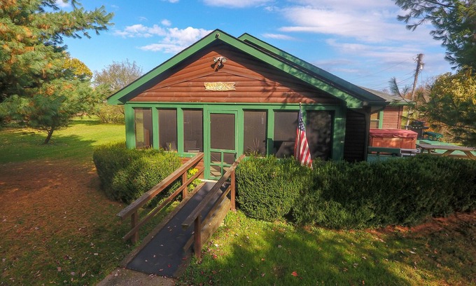 Nelsonville Cabin | Luxury Lodge Hocking Hills with Hot Tub overlooking pond and breath taking views