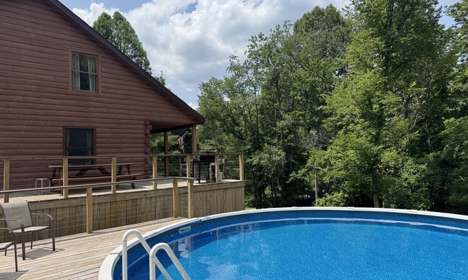 West Columbia Apartment | Luxury Lodge Log Cabin Swimming Pool & Hot Tub neat Hocking Hills and Athens Oh