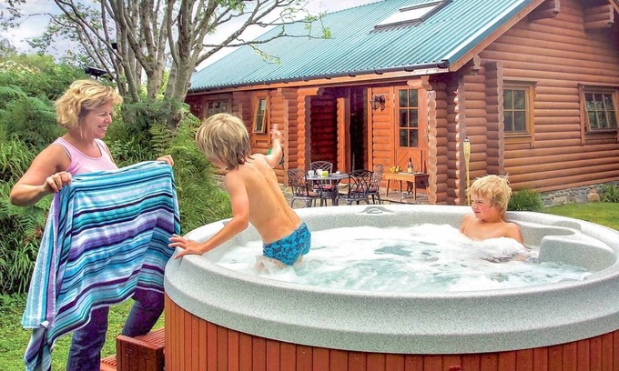 Craobh Haven Ski Chalet | Luxury lodge with king-size four poster and child size single.
