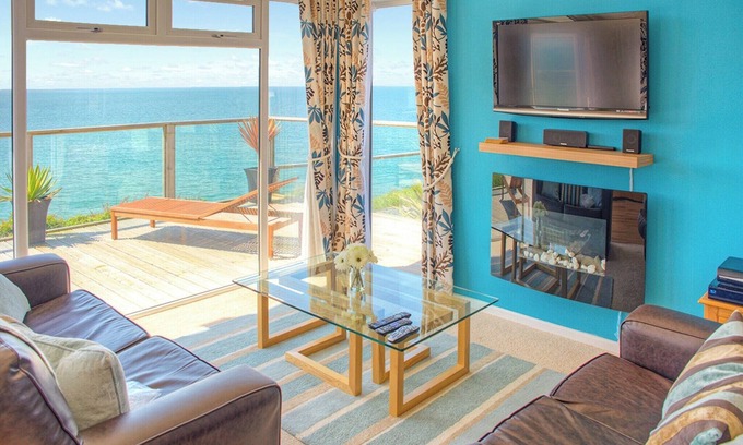 Tan-y-groes Ski Chalet | Luxury lodge with one spacious double with en suite shower and one twin.