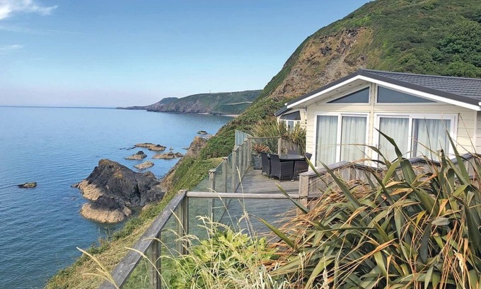 Tan-y-groes Ski Chalet | Luxury lodge with two doubles, one with en suite shower and one twin.