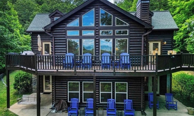 Hayesville House | Luxury Log Cabin Hideaway Near Lake Chatuge w/2 Master Suites