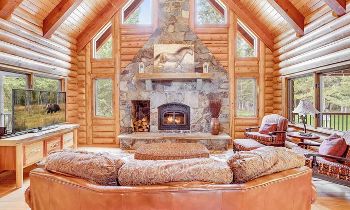 Whitefish House | Luxury Log Home: 2 King Suites, HOT TUB, Fire Pit near Skiing stay 4 Christmas!