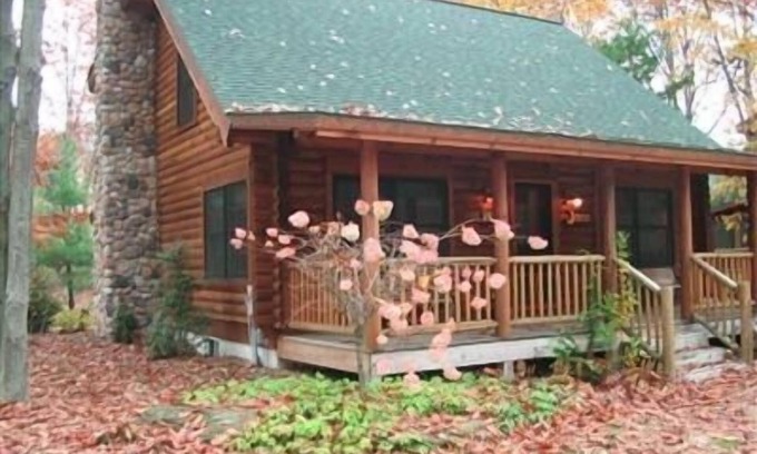 Saugatuck Cabin | Luxury Log Home at the Sugar Shack at Lake Goshorn