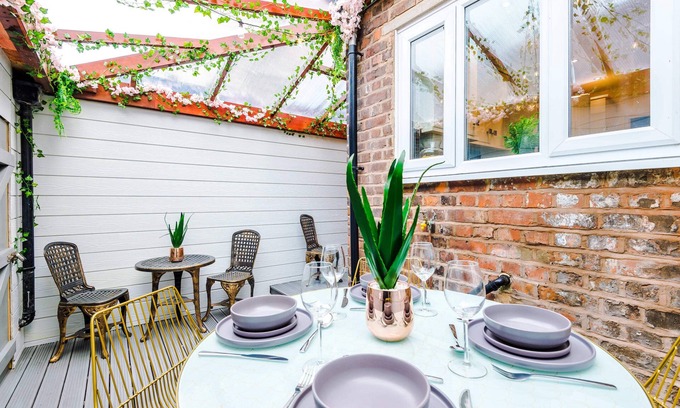 Salford House | Luxury Manchester Retreat Sleeps 11 Free Parking