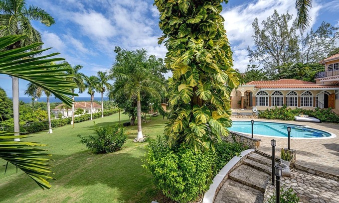 Montego Bay Apartment | Luxury Master Penthouse Suite w Jacuzzi Sauna Staff Private Beach - 15 M Airport