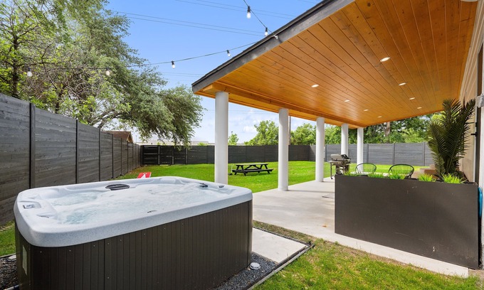 Austin House | Luxury Modern 5BR w/Hot Tub, Huge Patio & Yard. Mins from Downtown Austin!